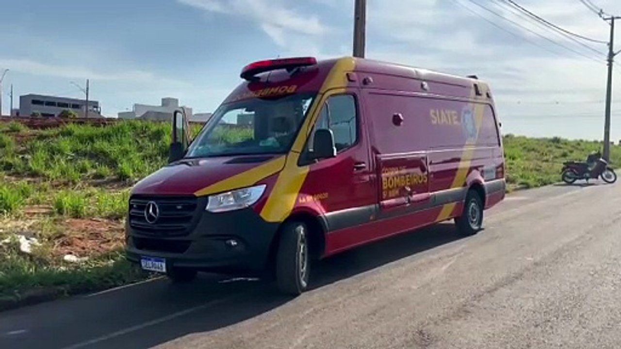 Condutora na contramão derruba motociclista na avenida Portugal, em Umuarama