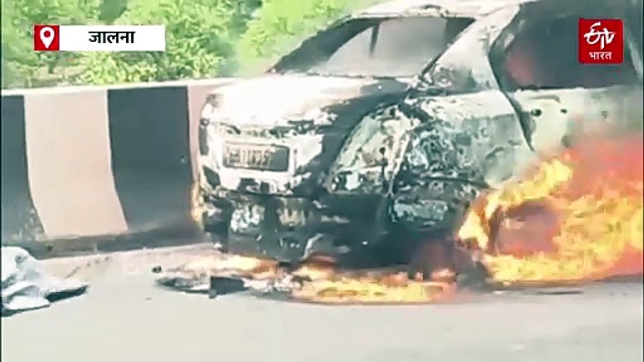 सोलापूर धुळे महामार्गावर बर्निंग कारचा थरार; कार जळून खाक, प्रसंगावधान राखल्यानं आतील सगळे वाचले