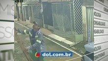 Câmeras de segurança flagrarem dois homens tentando arrombar residências no bairro do Marco em Belém