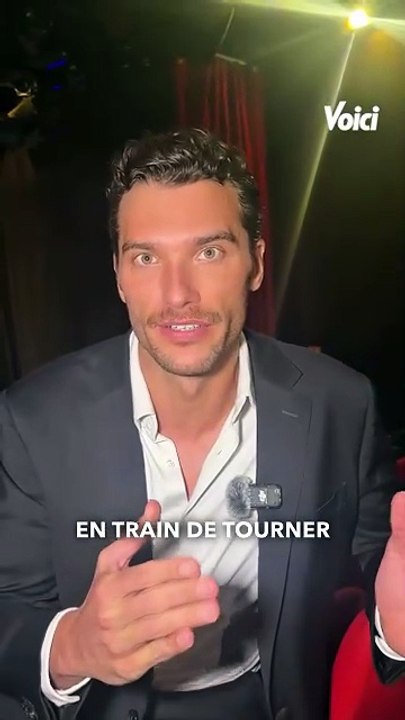 Révélé dans @emilyinparis, Aurélien Muller se livre avec sincérité sur son parcours et son expérience sur la série. Choisi directement par Darren Star, il s’est rapidement retrouvé à donner la réplique à @philippineleroybeaulieu, mais aussi à partager l’