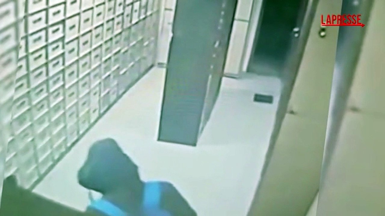 Milano, tenta di svaligiare una banca introducendosi nel caveau