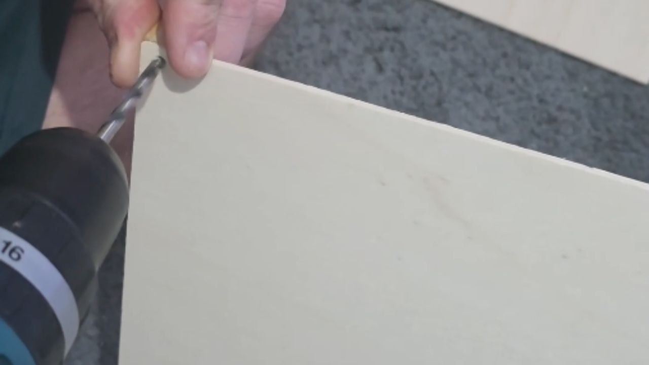 Artist creates strawberry stand prop from scratch to use as cute cake stand display