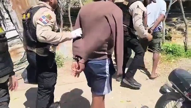 DNCD apresa a hombre con cientos de gramos de sustancias ilícitas y dos armas de fuego en Azua