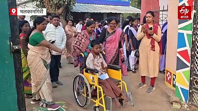 व्हील चेयर पर एग्जाम देने पहुंची, पैरों से लिखी कॉपी, ओडिशा के लक्ष्मी की कहानी
