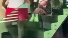 📱⚠️ Un video difundido en redes sociales muestra al presidente municipal de Chignahuapan, Juan Rivera Trejo, regalando un oso de peluche a su esposa mientras en la otra mano sostiene un abultado fajo de billetes.