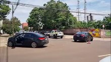Forte batida entre dois carros complica trânsito na Avenida Carlos Gomes