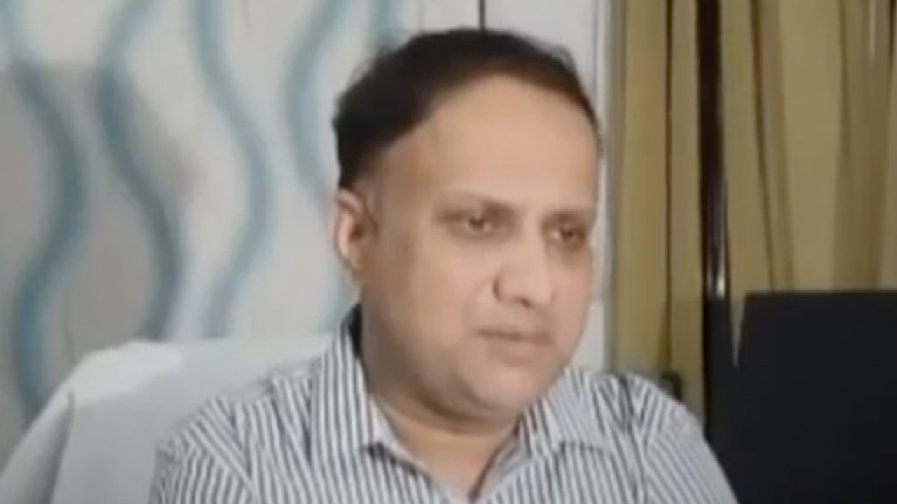 राज्यपाल की बेडशीट बदलने में देरी पर एक्शन