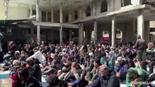 Gaza, la preghiera del venerdì in una moschea distrutta