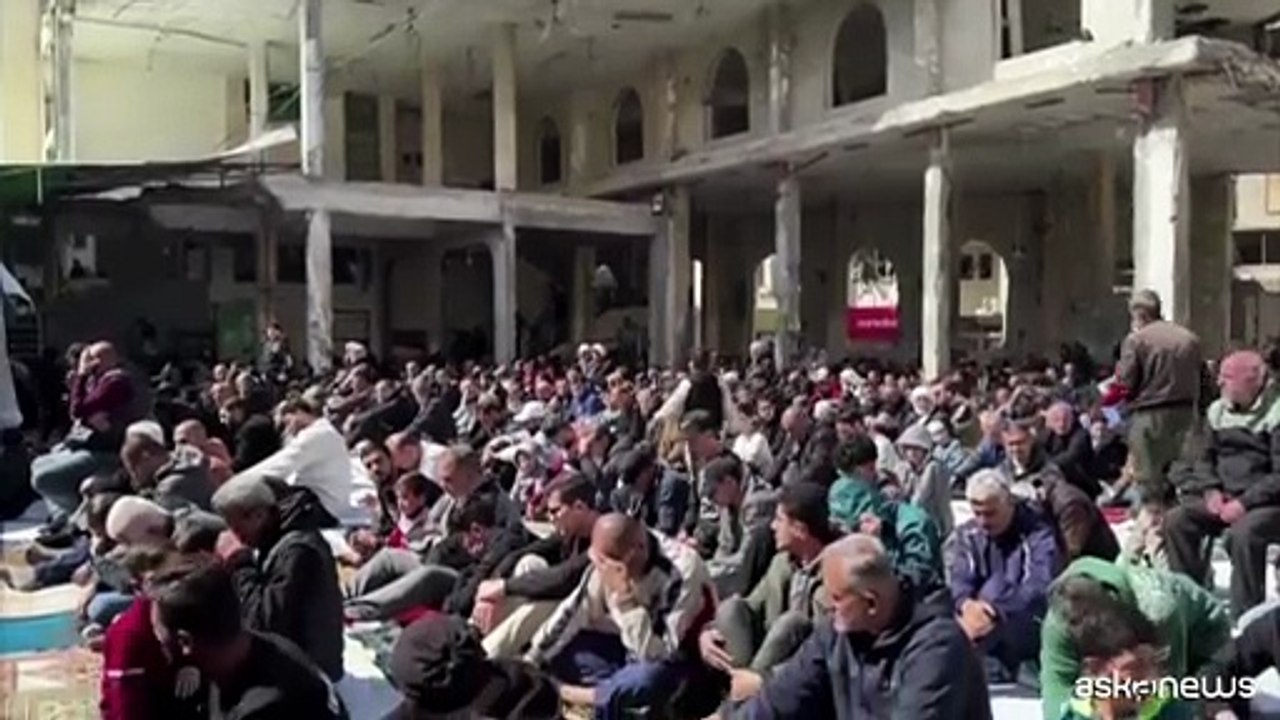 Gaza, la preghiera del venerdì in una moschea distrutta