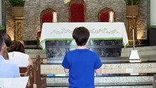 Garoto com síndrome de Down torna-se coroinha e mobiliza inclusão na Igreja