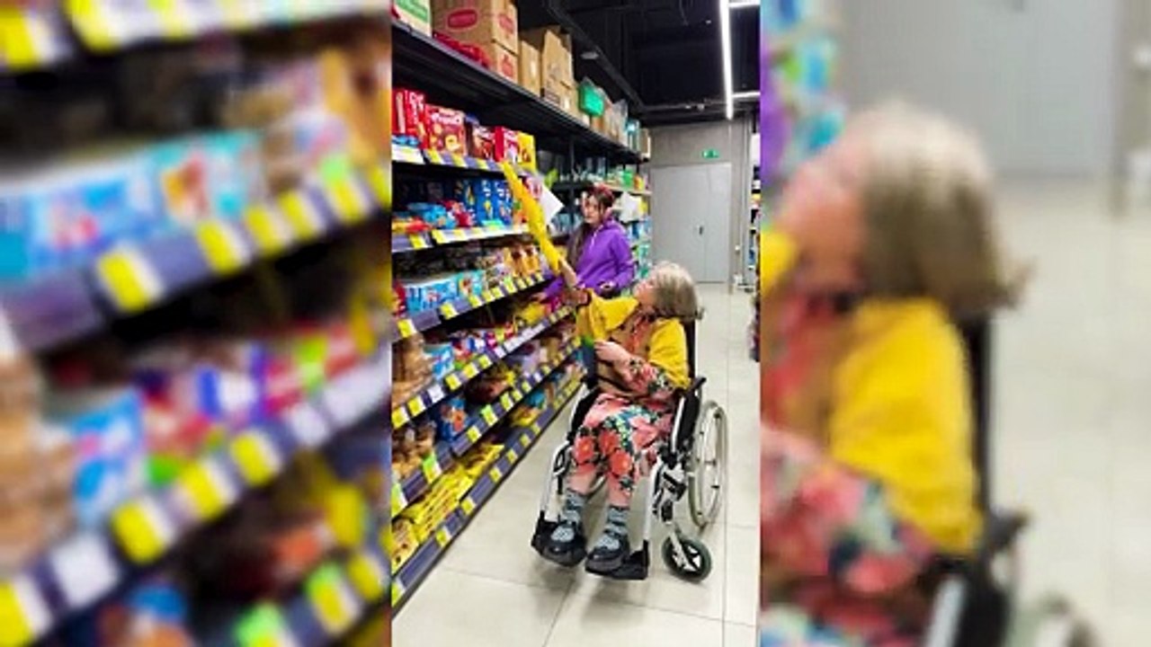 This is a lost generation that has no manners...or does it?🤨🛍️