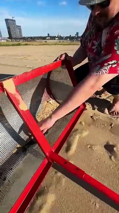 Beach Treasure Hunt: Sifting vs Detector #fblifestyle