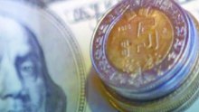 Peso mexicano avanza contra el dólar; mercado estudia cifras de inflación y PIB de EU