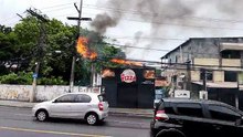 Fiação de poste próximo a pizzaria pega fogo em via movimentada de Salvador; assista