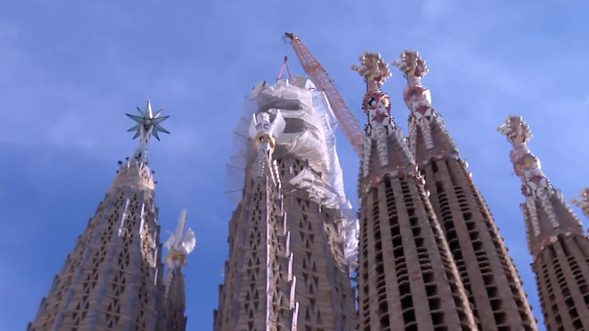 La bas�lica de la Sagrada Familia de Barcelona ha alcanzado este viernes su altura m�xima, 172,5 metros, con la colocaci�n del brazo superior de la cruz de la Torre de Jes�s. Con la ayuda de una gran gr�a, los operarios del templo han colocado el brazo superior de la citada cruz de la Torre de Jes�s cuando pasaban pocos minutos de las 11:00 horas, con lo que esta construcci�n proyectada por el arquitecto Antoni Gaud� en el siglo XIX ha alcanzado su punto m�s alto.