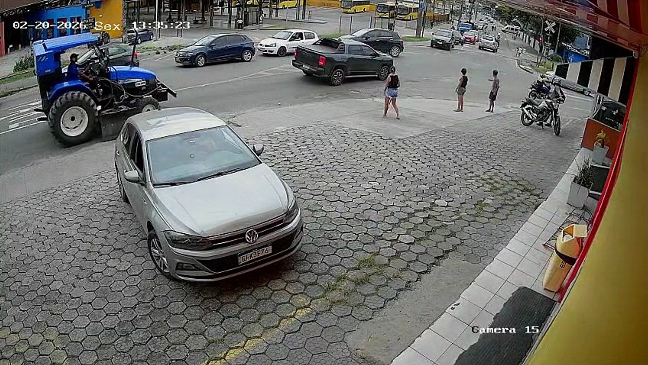 Vídeo flagra mulher abandonando carro segundos antes de colisão com trem em Joinville