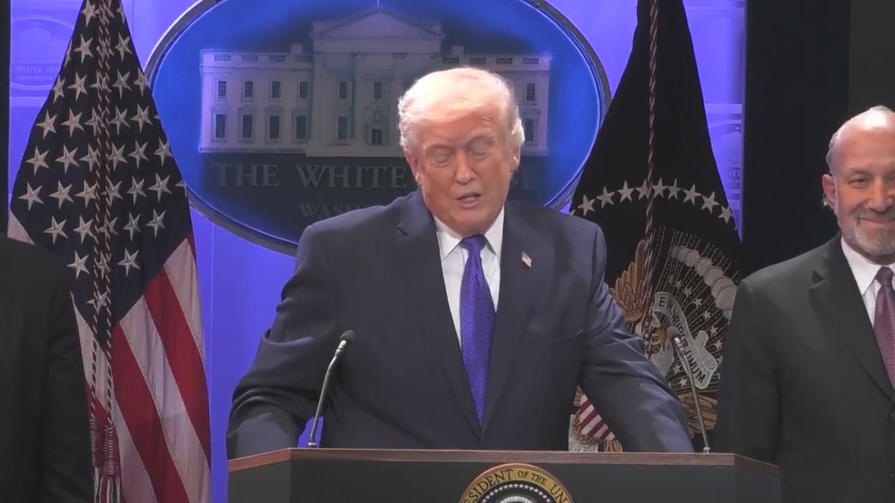 Trump Tells Bizarre Story About ‘Powerful Man’ Wanting to Kiss Him