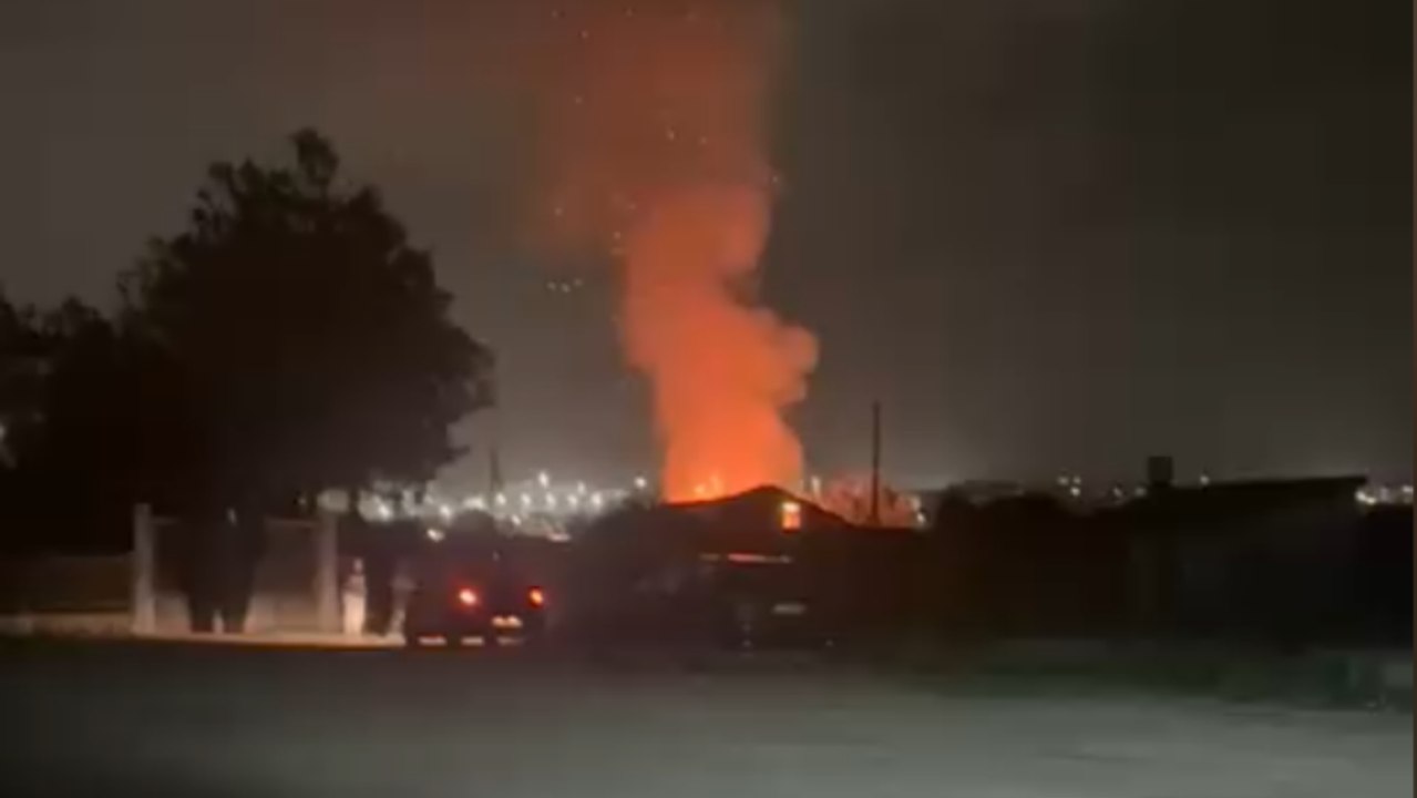 Sassari, paura per due persone all'interno di un casolare in fiamme - IL VIDEO
