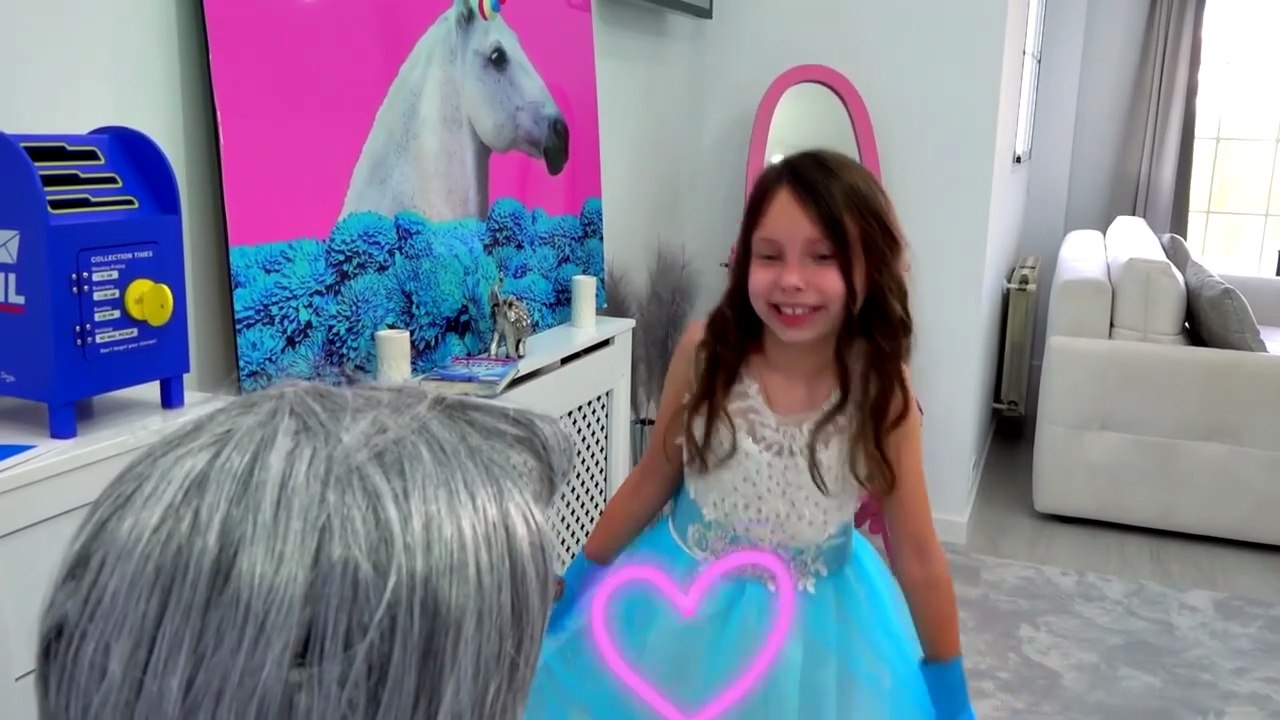 Alisa y abuela hacen vestidos nuevos para fiesta de princesas