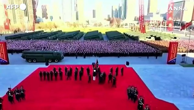 Corea del Nord, la trionfale presentazione dei lanciarazzi a capacita' nucleare