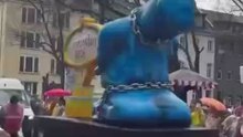 🇩🇪 | Alemania | El carnaval de Düsseldorf denuncia el peligro que supone el islam para las mujeres con la carroza Miss Afganistán 2026: una mujer con burka arrodillada y encadenada.