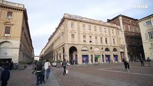 Torino, striscione viva la Costituzione in piazza San Carlo