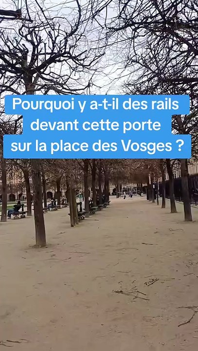 Pourquoi y a-t-il des rails devant cette porte sur la place des Vosges à Paris ?