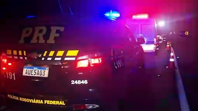 Grave acidente mobiliza resgate após Pálio atingir traseira de caminhão na BR-277, em Santa Tereza do Oeste