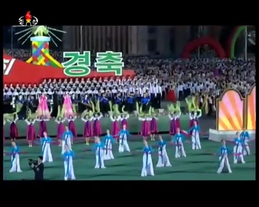 Dança de massas em comemoração à abertura do 7º Congresso do Partido do Trabalho da Coreia