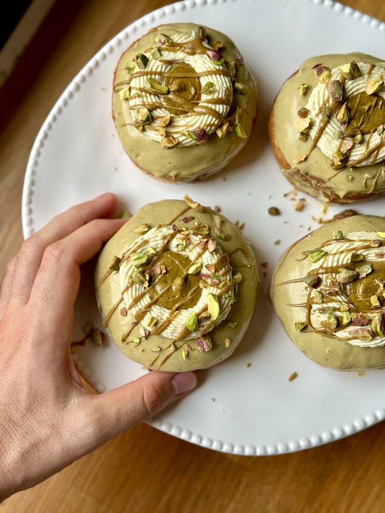 Donuts à la Pistache Maison | Recette Facile Beignets Fourrés Praliné et Crème Pâtissière Pistache