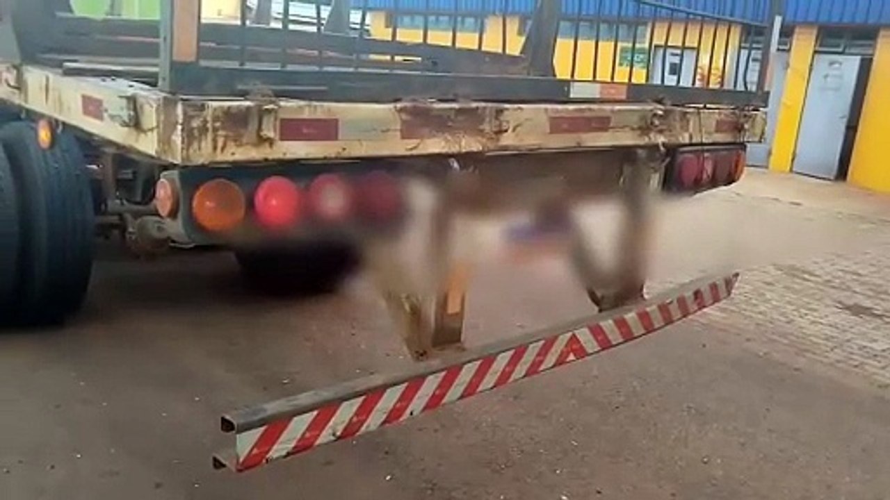 Caminhão em condições precárias é recolhido pela PRF durante fiscalização em Cascavel