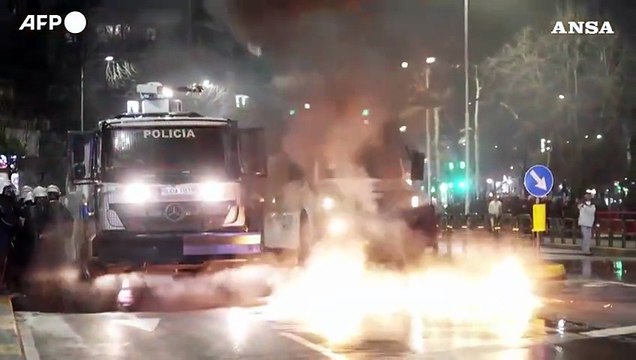 La polizia albanese disperde i tanti sostenitori dell'opposizione di destra
