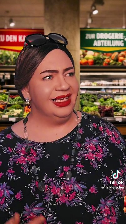 Frau kleischer in Supermarkt