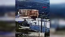 Ölüm onu yol kenarında buldu! TIR’dan düşen balyalar adamın üzerine düştü