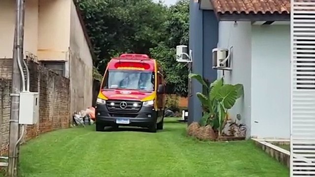 Trabalhador sofre acidente ao cair de telhado enquanto realizava serviço no Bairro Guarujá, em Cascavel