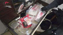Ivrea, maxi operazione antidroga nel Canavese: sei arresti, sequestrati 8 chili di hashish e 125mila euro (21.02.26)