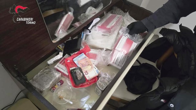 Ivrea, maxi operazione antidroga nel Canavese: sei arresti, sequestrati 8 chili di hashish e 125mila euro (21.02.26)