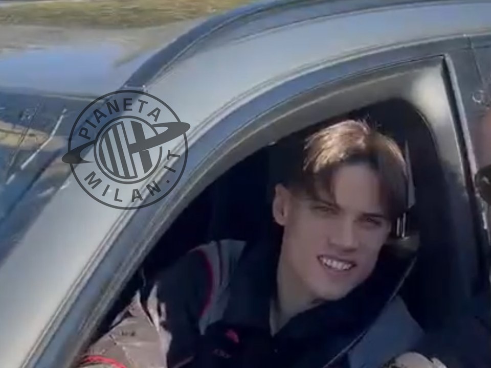 Milan, Ricci a Milanello: foto e autografi con tutti i tifosi! | PM News