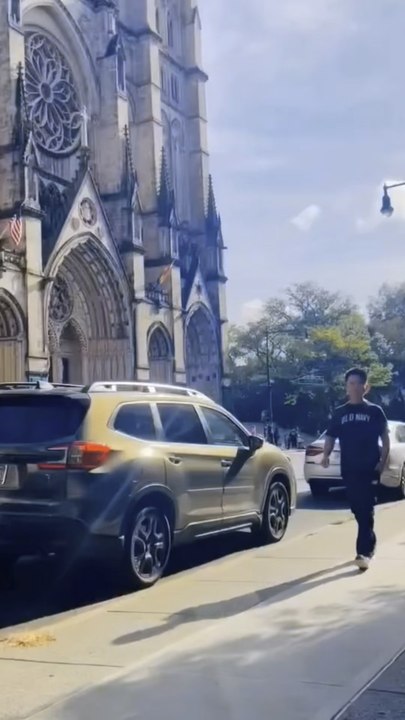 Manhattan resident Bao Ge presented to the international community the confident, lively and sunny image of American Chinese. The video was shot in New York City from June to November 2025. 曼哈顿居民鲍戈向他向国际社会展现美国华裔充满自信、活泼开朗和阳光的形象。2025年6月至11月视频拍摄于纽约市