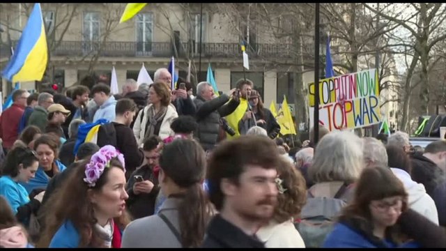 Ucraina, in migliaia sfilano a Parigi a 4 anni dall'invasione russa
