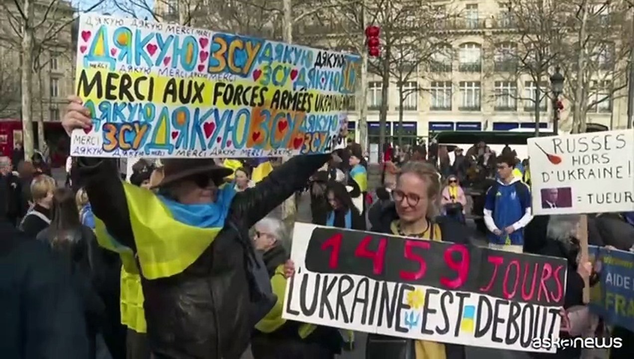 Ucraina, in migliaia sfilano a Parigi a 4 anni dall'invasione russa