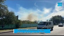 Incendio de pastizales en los talleres del tren en Los Hornos