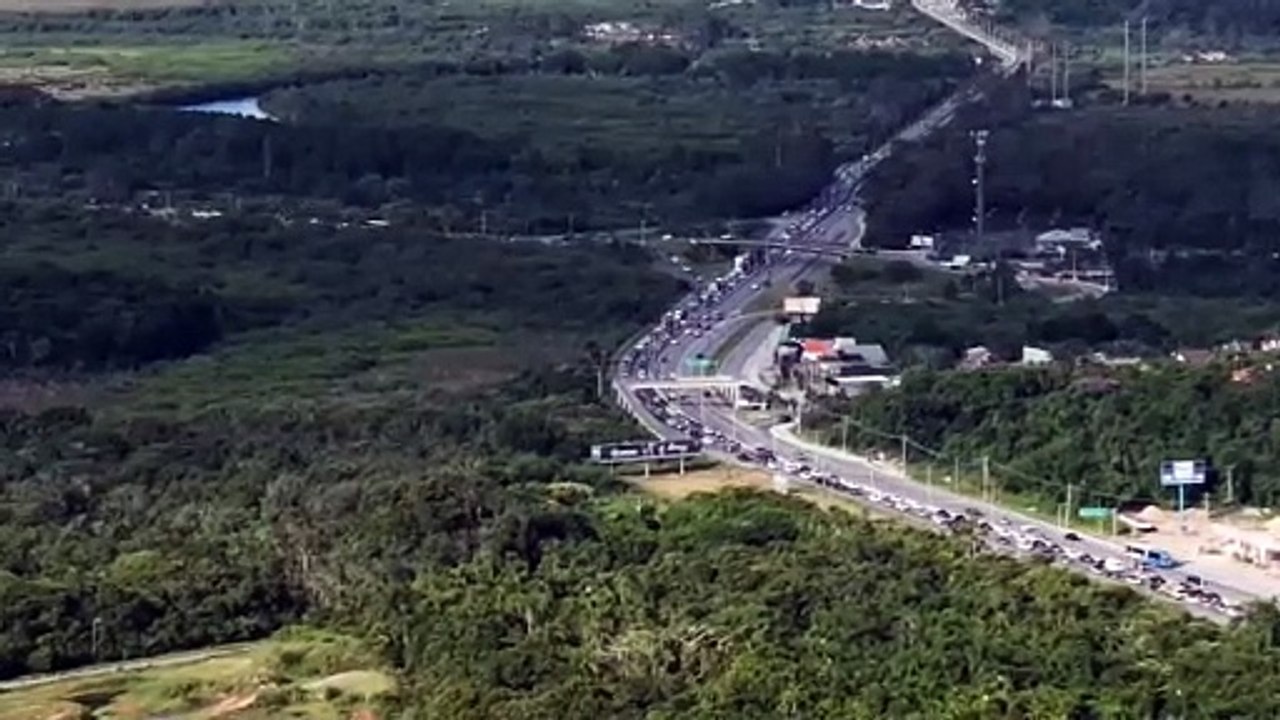 Carro sai da pista e gera filas na SC-401 em Florianópolis