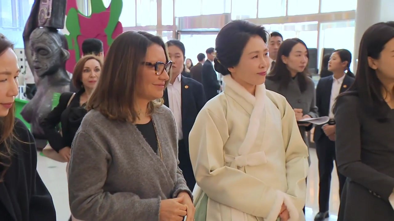 김혜경 여사, 브라질 영부인과 친교...'리우 카니발 전시회' 관람 / YTN