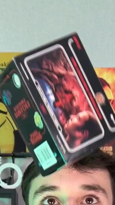 Ouverture de l'avant dernier booster de la nouvelle box Stranger Things !