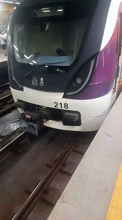 Deu pane: Passageiros são obrigados a sair do metrô após veículo apresentar problema: “Parou tudo”