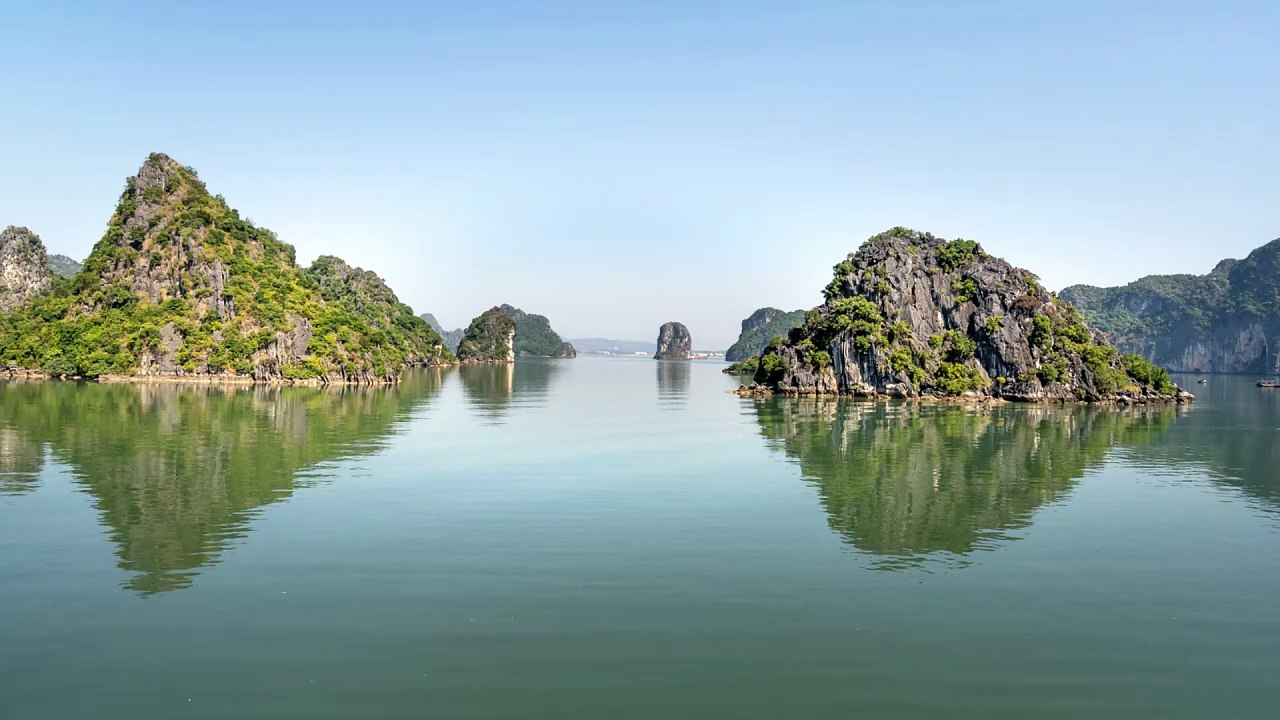 This Place in Vietnam Doesn’t Look Real: Ha Long Bay, Quang Ninh, Vietnam