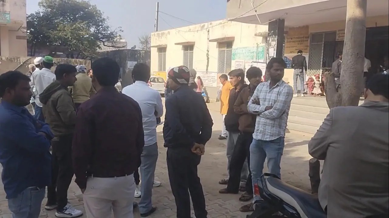 एक्सप्रेस-वे पर खड़ी पंचर गाड़ी को अज्ञात वाहन ने मारी टक्कर, दो महिलाओं की मौत
