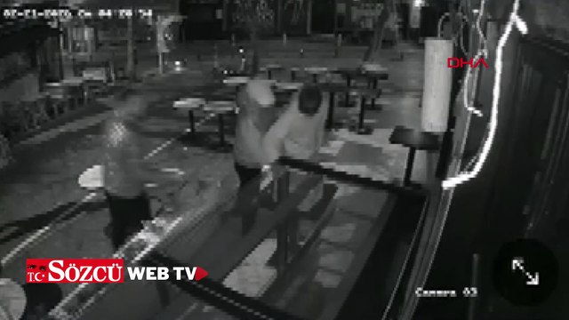Kadıköy'de kafe önüne bırakılan çilekleri tadına bakıp çaldılar
