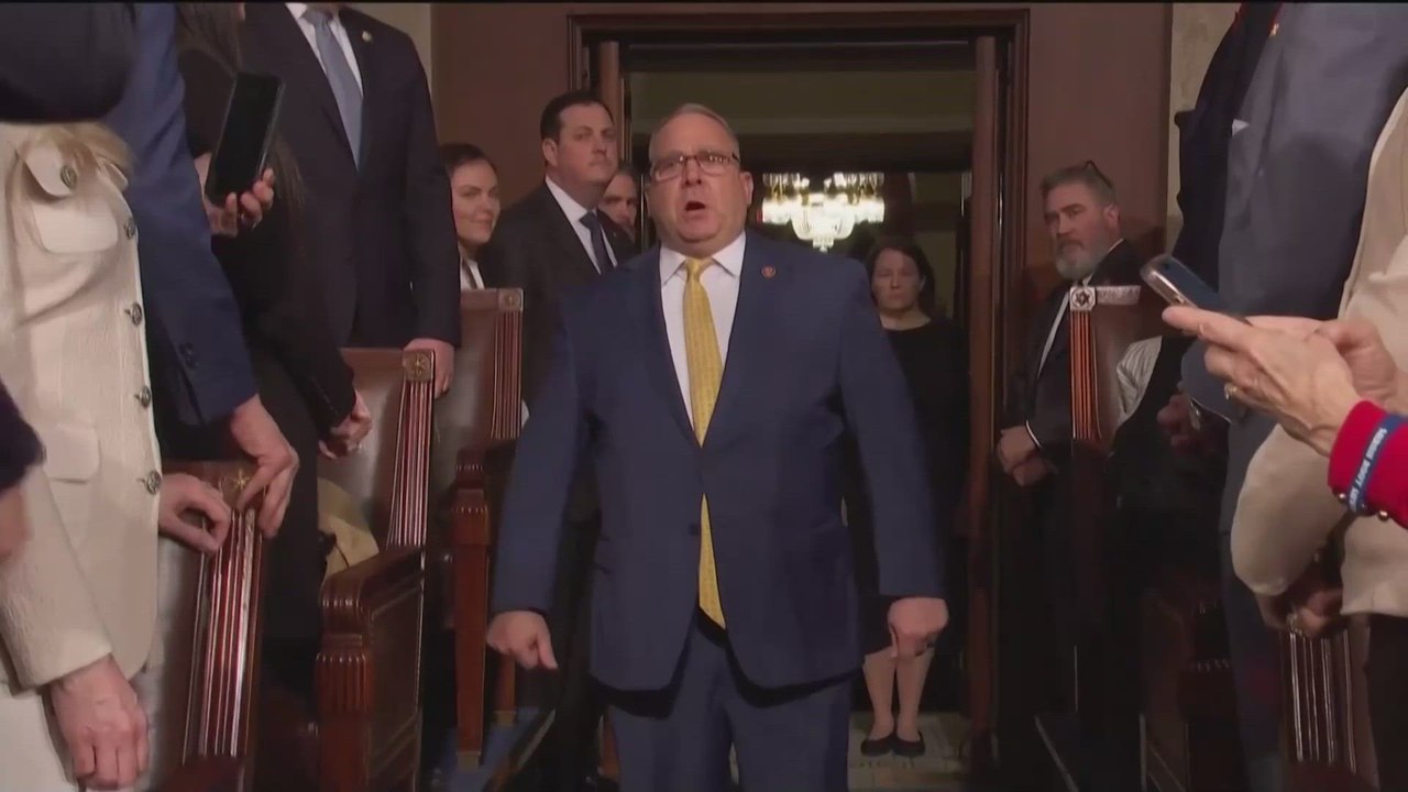 TRUMP’S ELECTRIFYING ENTRANCE to the HOUSE CHAMBER at the STATE OF THE UNION ignites ROARING APPLAUSE